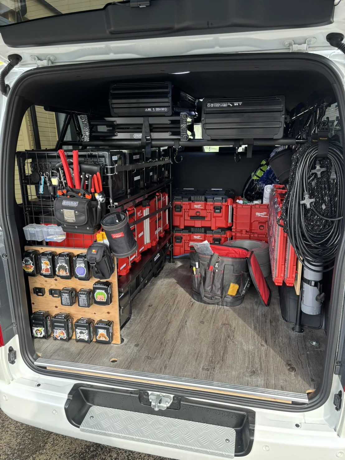 整理整頓された社用車の工具収納